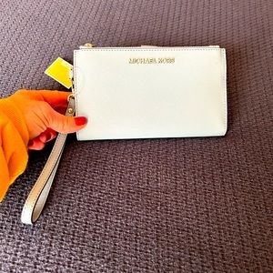 Michael Kors wristlet wallet🎉